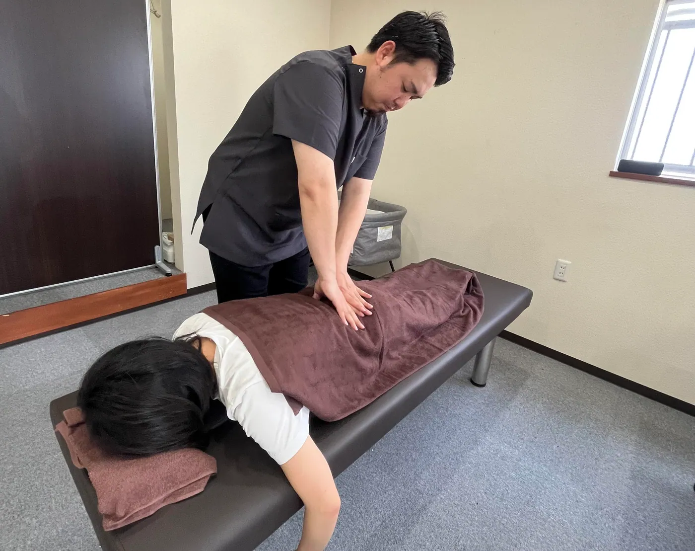 深層筋集中整体の施術風景