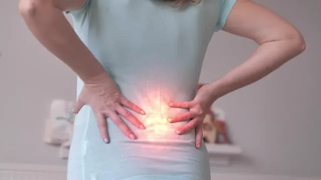 急な腰の痛みに手を当てる女性